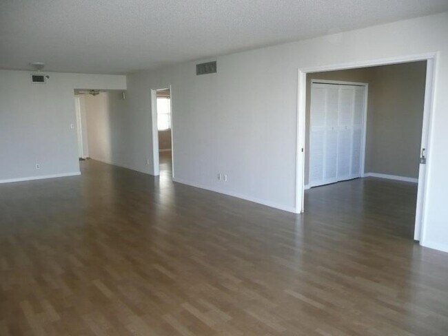 Foto del edificio - 4015 W Palm Aire Dr
