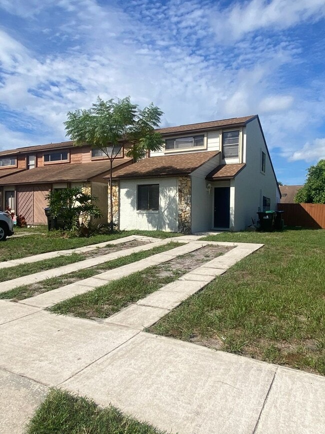 Building Photo - NEAR UCF 2 BEDROOM, 2 BATHROOM END UNIT TO...