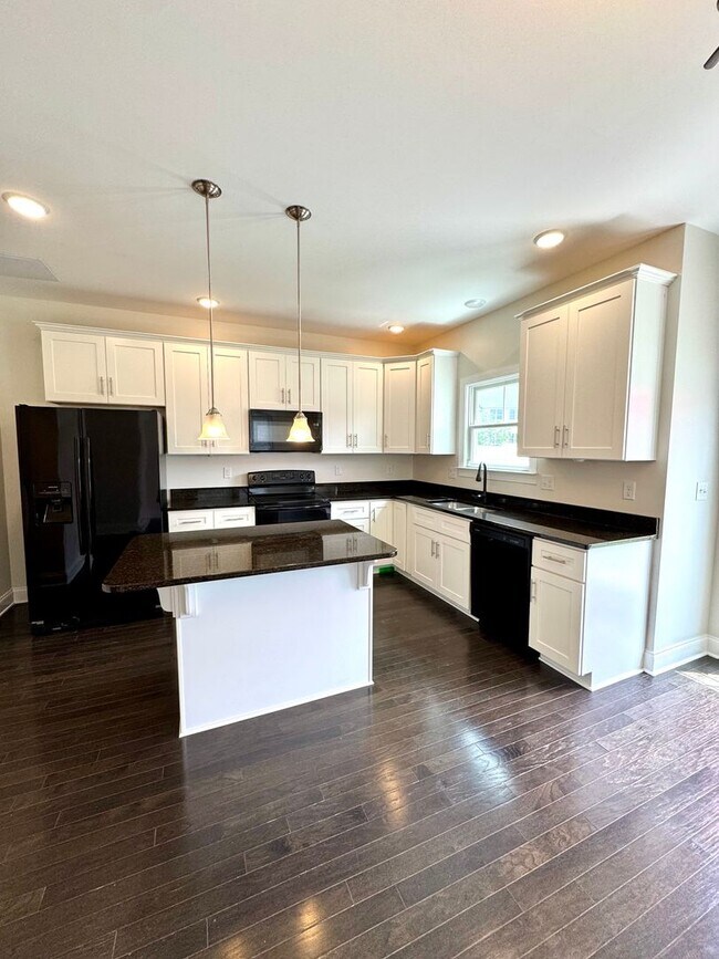 Foto del edificio - End Unit Townhouse for rent in Bluestone H...