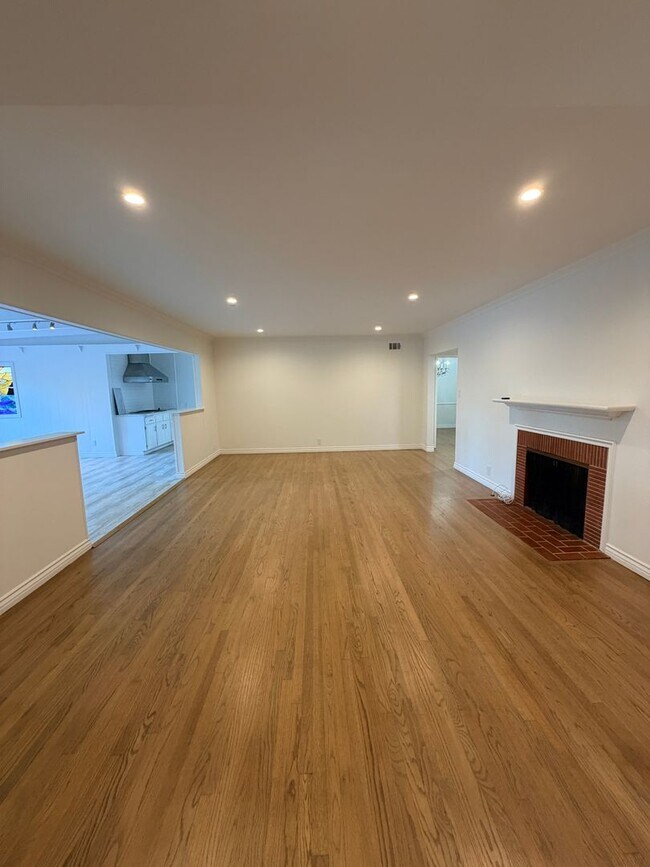 Foto del edificio - 8046 Dunfield Ave