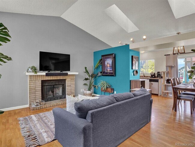 Building Photo - Stunning 5 Bed 3 Bath Home!!!