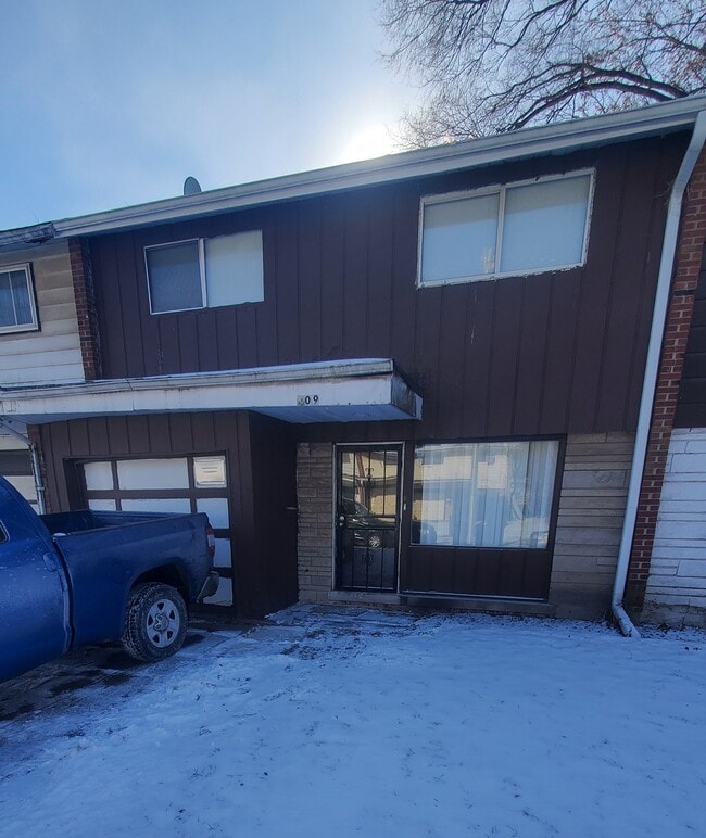 Building Photo - 509 W 136th Pl