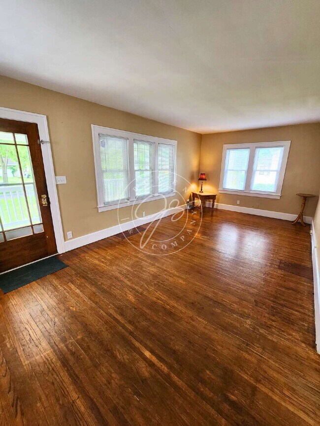 Foto del edificio - Charming 3-Bedroom Home with Spacious Rooms, Garage & Appliances Included!