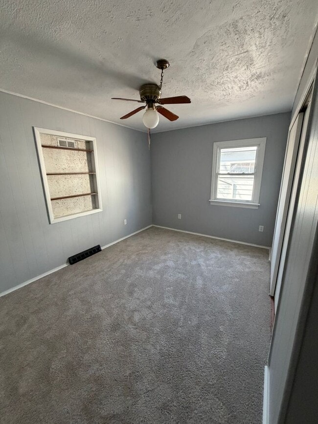 Building Photo - 1504 E Phillips St