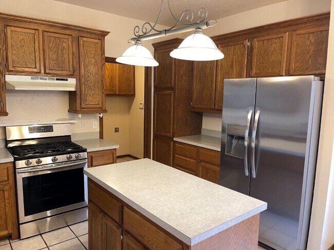 Foto del edificio - New Paint! 3 beds, 2 full baths, 2 car garage home for rent in S. OKC and Moore schools!