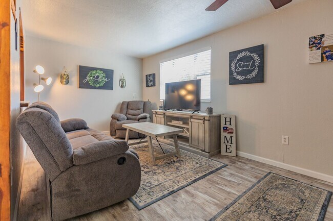 Foto del edificio - Super cute updated home!