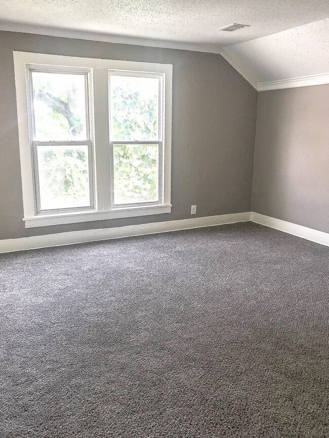 Building Photo - Gorgeous 2-bedroom duplex