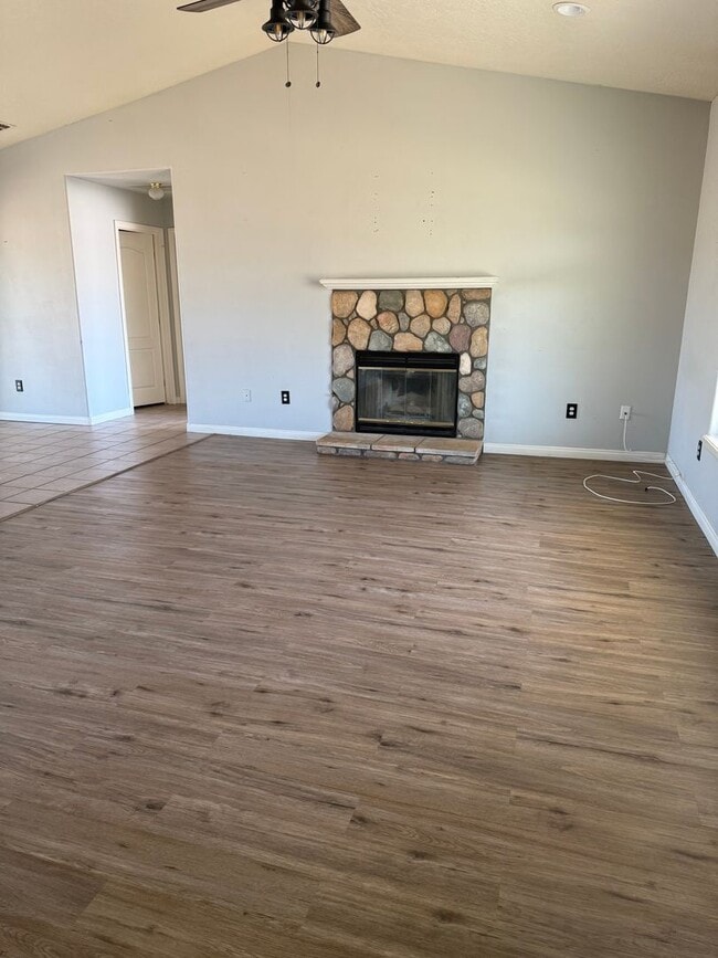 Building Photo - MOVE-IN -READY