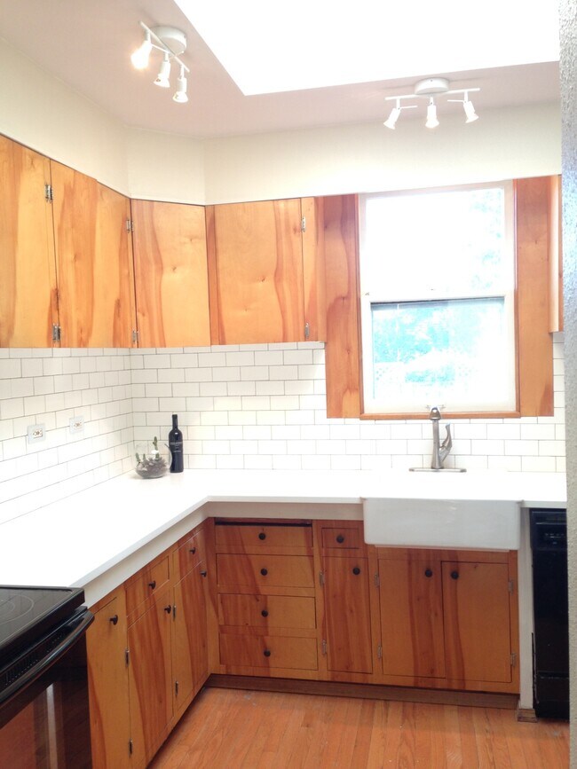 Huge open ceiling -skylight floods the natural light in. Premium quartz counters, farmhouse sink. - 5124 NE 35th Pl