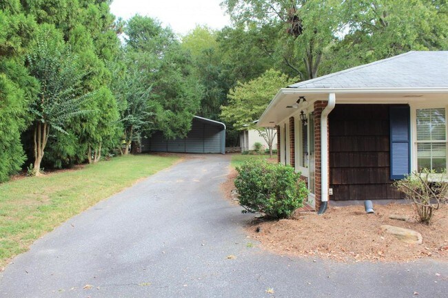 Building Photo - 1221 Woodbrook Dr