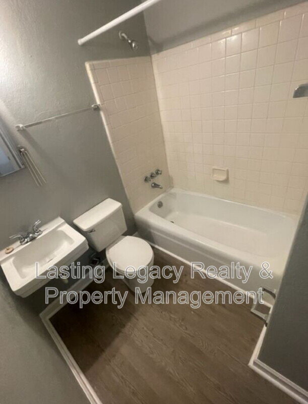 Building Photo - " 2-Bedroom Retreat on Conley Street – Your Cozy Home Awaits in Winston Salem!"