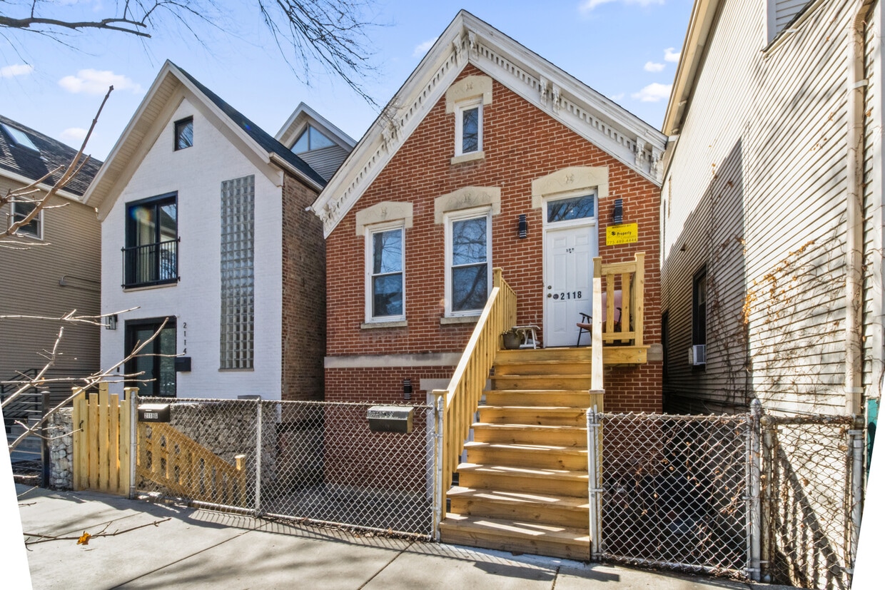 Primary Photo - 2118 N Hoyne Ave
