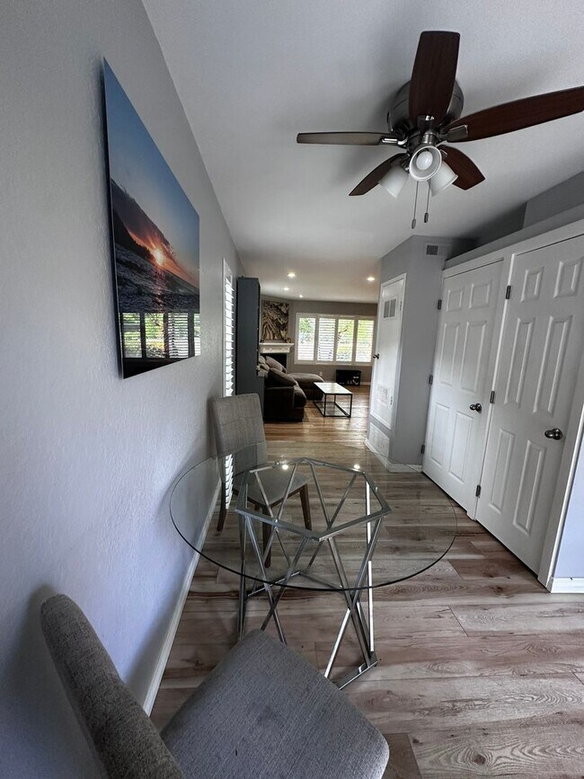 Foto del edificio - Beautiful, Charming 2-story townhome 2 bed...