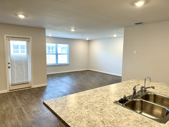 Building Photo - New rental in Brighton Oaks! Conveniently located off Hwy 231, this community conveniently close ...