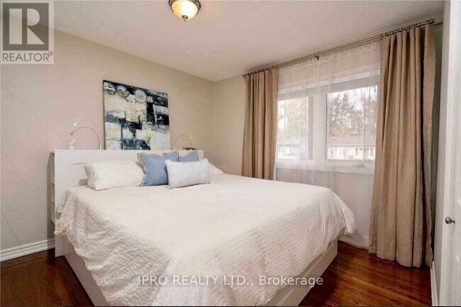 Photo du bâtiment - 1054 Roosevelt Rd