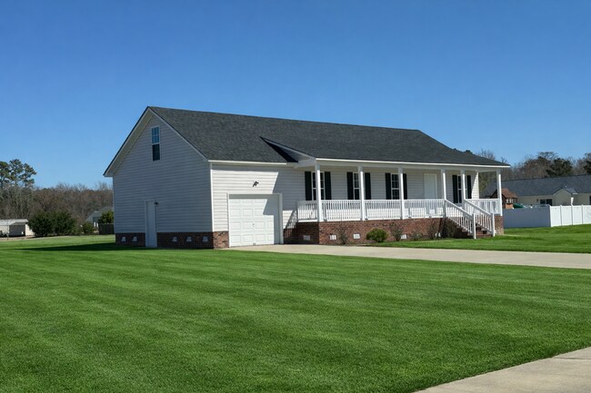 Building Photo - Country Charm