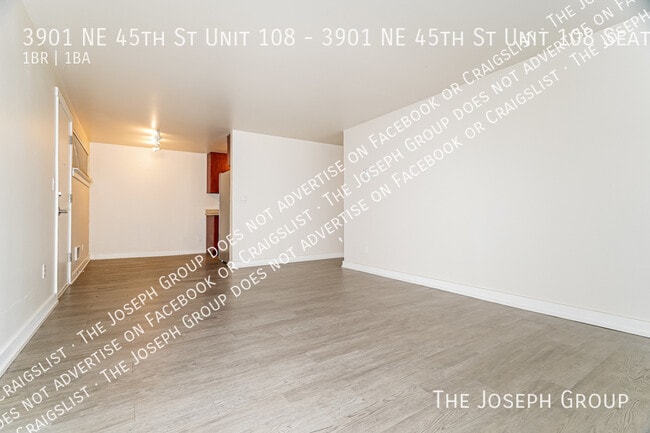 Building Photo - 3901 NE 45th St