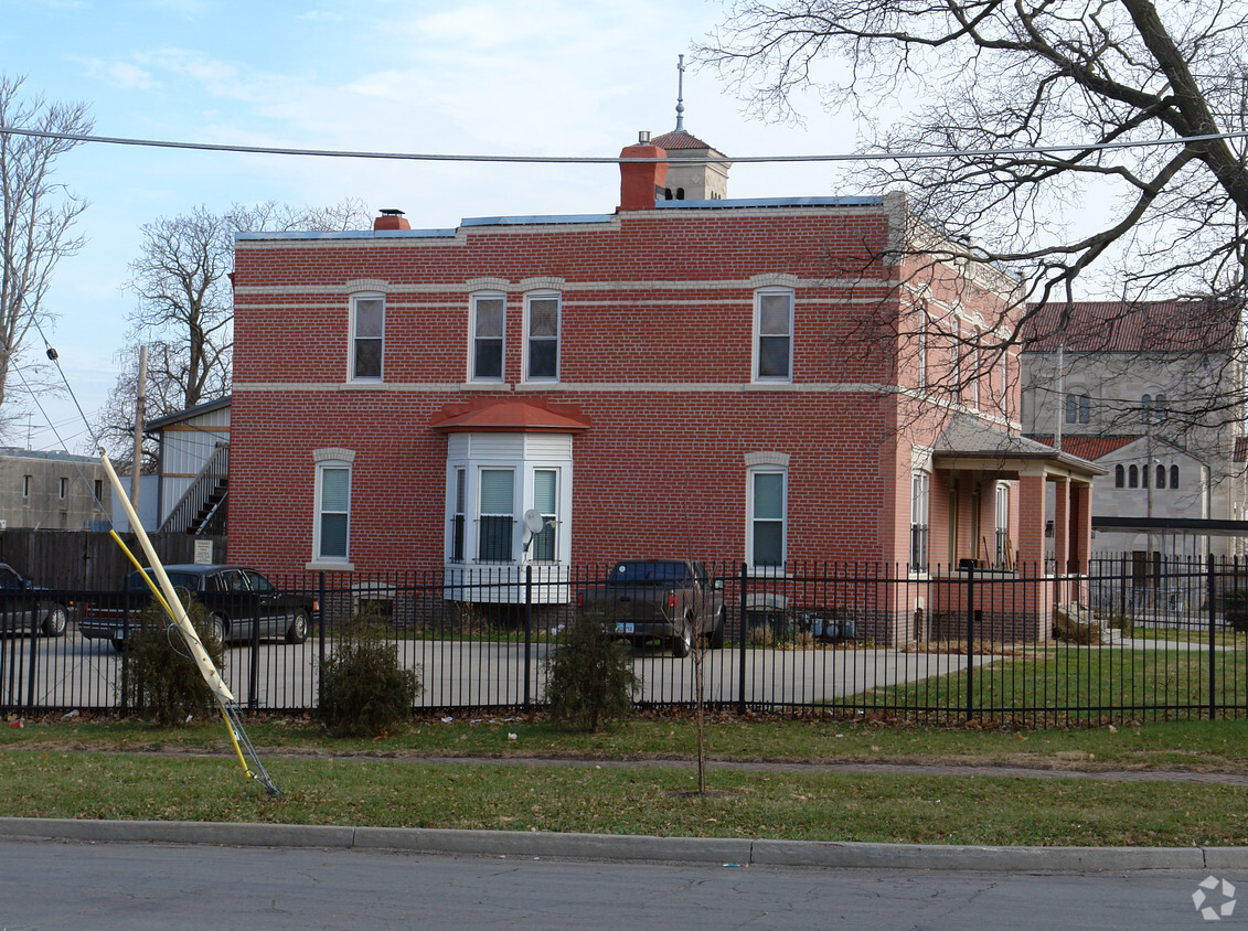 Primary Photo - 2023 University Ave