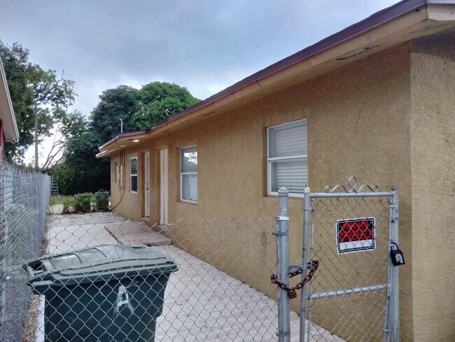 Building Photo - 520 N 26th St