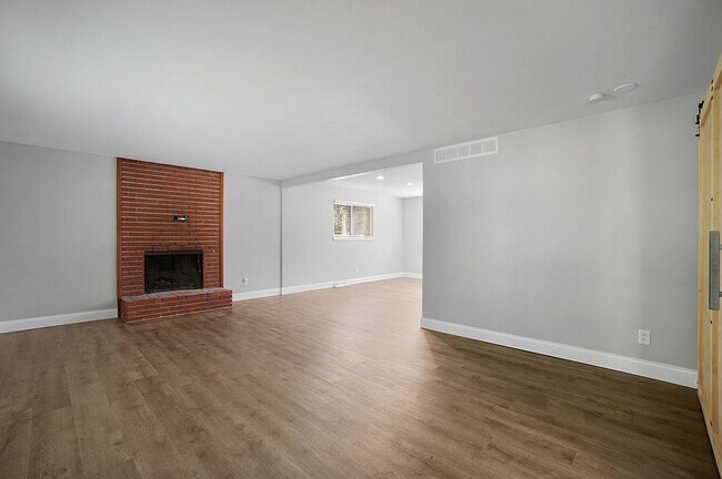 Foto del edificio - Spacious 5-Bedroom Home for Rent in Cheste...