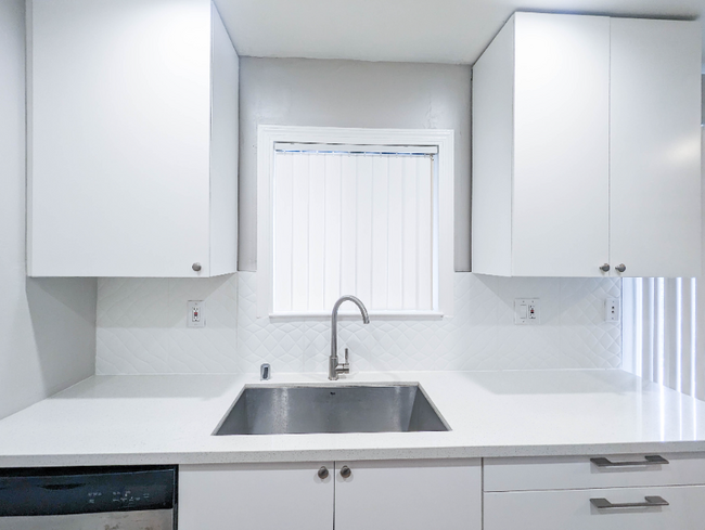 Building Photo - 465 Calderon Ave