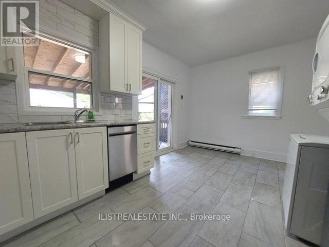 Building Photo - 2143 Gerrard St E