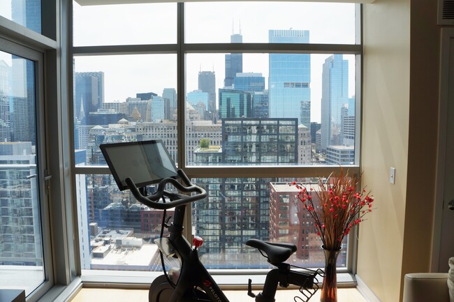 Photo - 303 W Ohio St Apartment