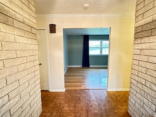 Foyer/Entryway - 5684 Red Oak Dr House