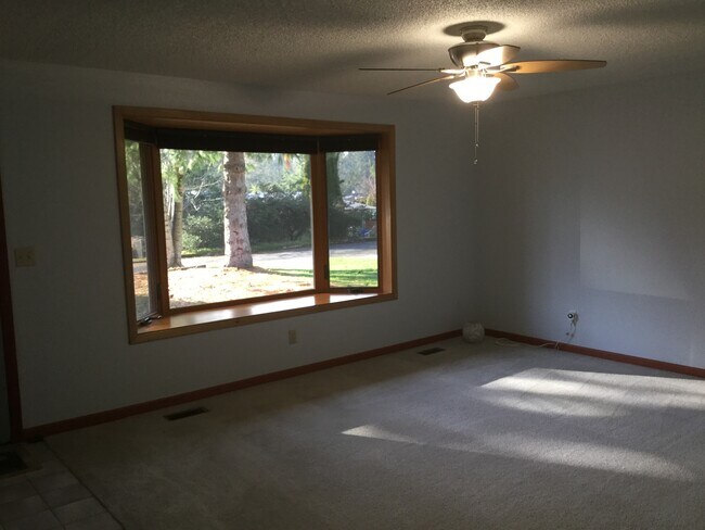 Foto del edificio - Price Reduced! Charming Home with Large Ya...