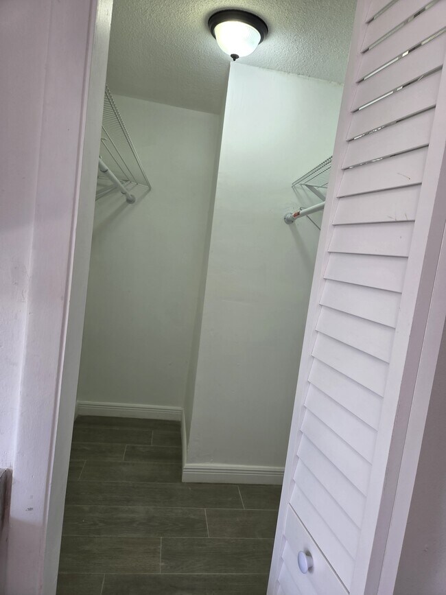 Closet - 448 E 40th St