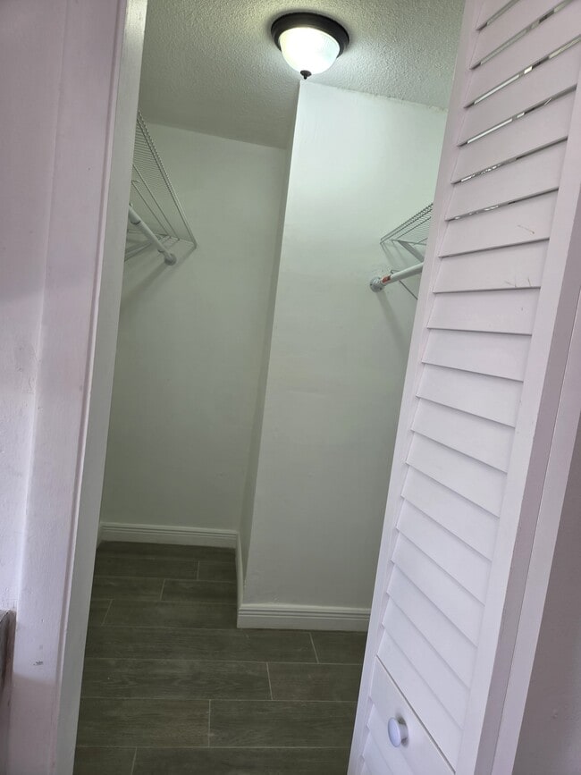 Closet - 448 E 40th St