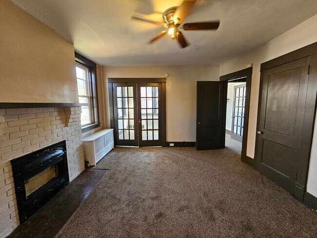 Building Photo - Spacious 3 bedroom 1 bathroom Apartment for rent!