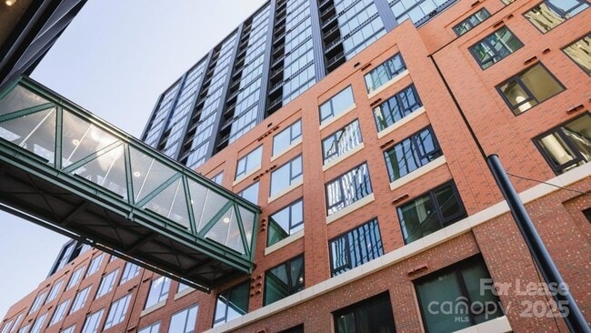 Foto del edificio - 2161 Hawkins St