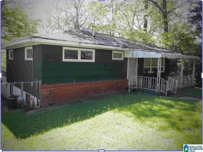 Building Photo - 210 1st Ave