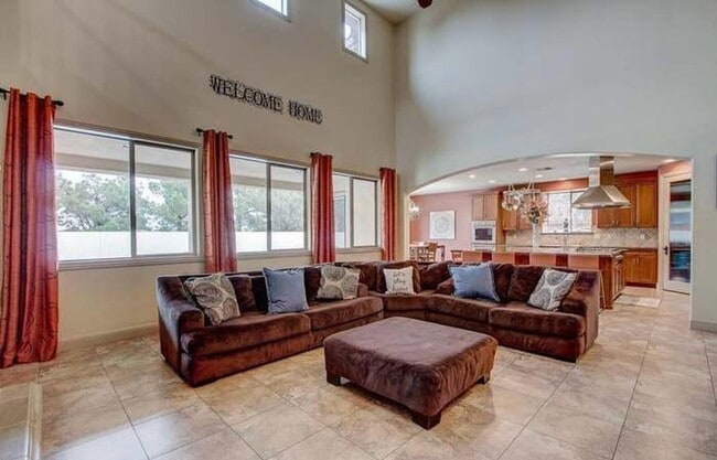 Foto del edificio - Luxurious 5-BR Custom Home with Masterful ...