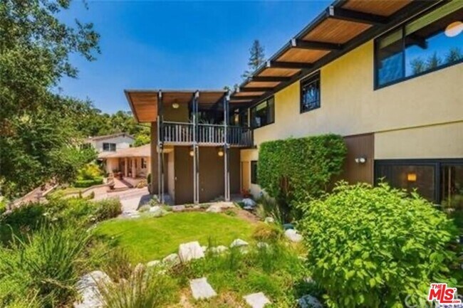 Building Photo - 3242 E Chevy Chase Dr