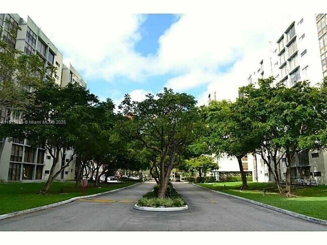 Foto del edificio - 17021 N Bay Rd