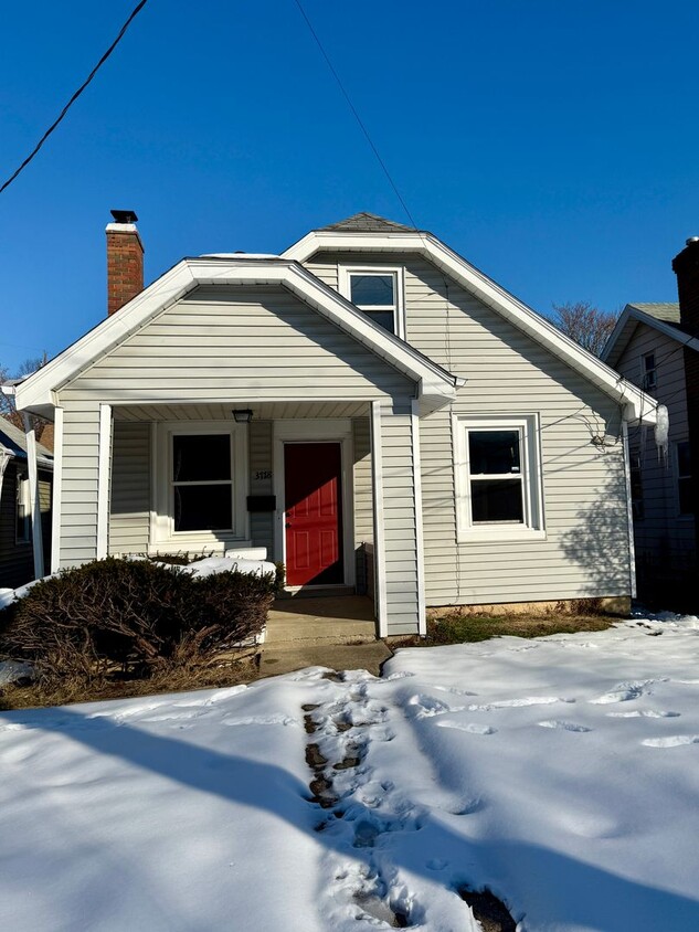 Primary Photo - Adorable and spacious 2 bedroom immediatel...