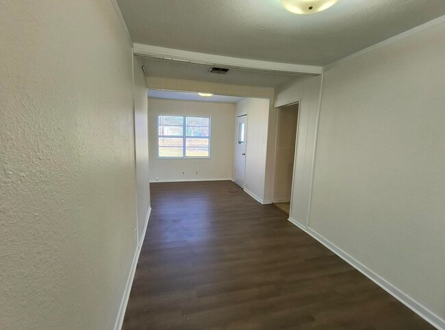 Building Photo - Charming 2-Bedroom Home in a Convenient Lo...