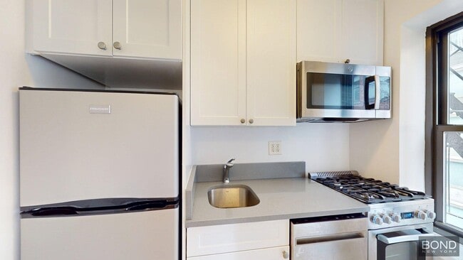 Building Photo - 124 E 24th St