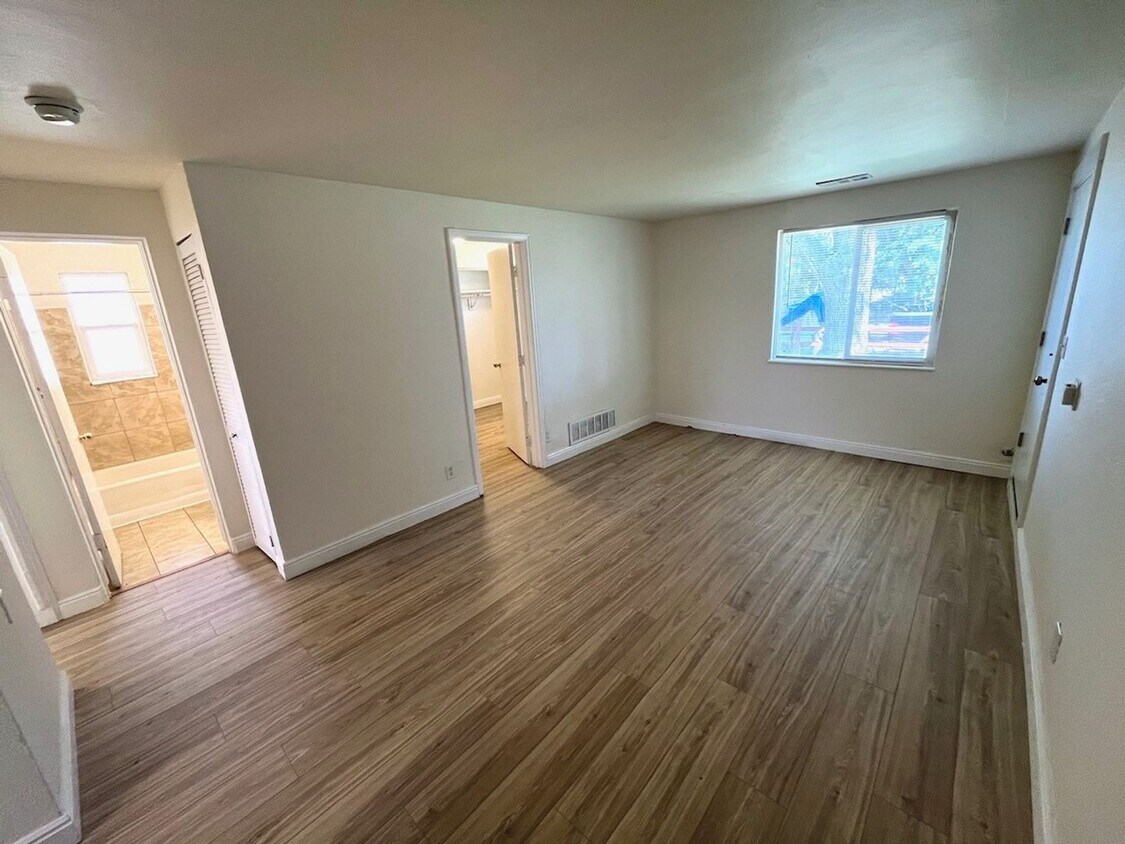 Foto principal - 8960 E 12th Ave