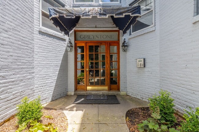 Building Photo - True Ghent Beauty 2/1 Move in Now