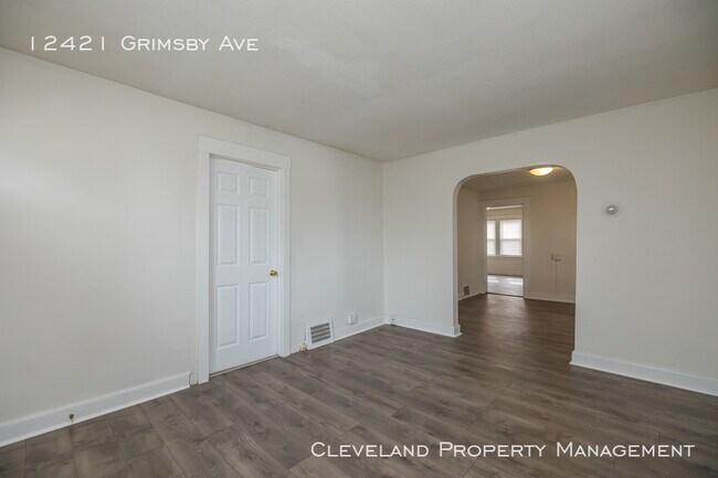 Building Photo - Spacious 3 Bedroom Home