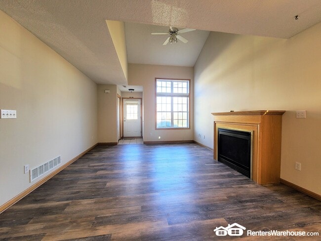 Foto del edificio - 637 Meadow Ln