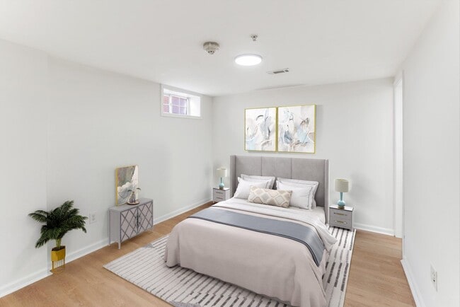 Building Photo - Stunning Newly Updated, Modern 3 BEDROOM w...