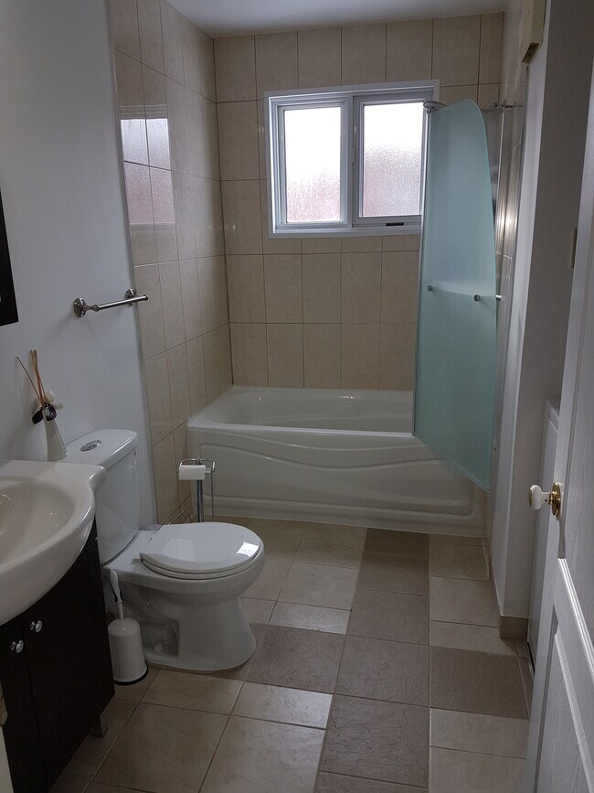 381 IvanPavlov Boul Unit 381 IvanPavlov Vimont, Laval, QC H7M 4J4