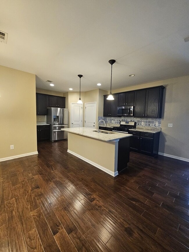 Building Photo - Great Home With Garage Parking Near Downto...