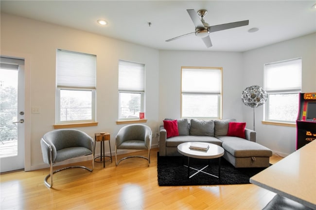 Foto del edificio - 390 W 5th St