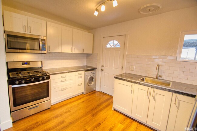 Foto del edificio - 550 W 10th St