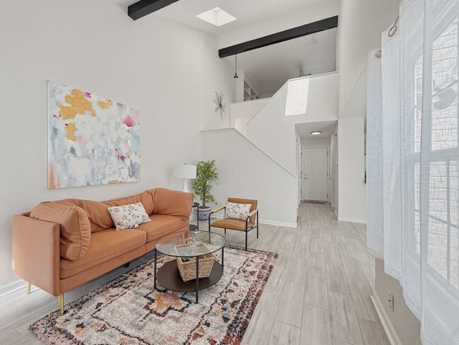 Building Photo - Move-In Ready Townhome!